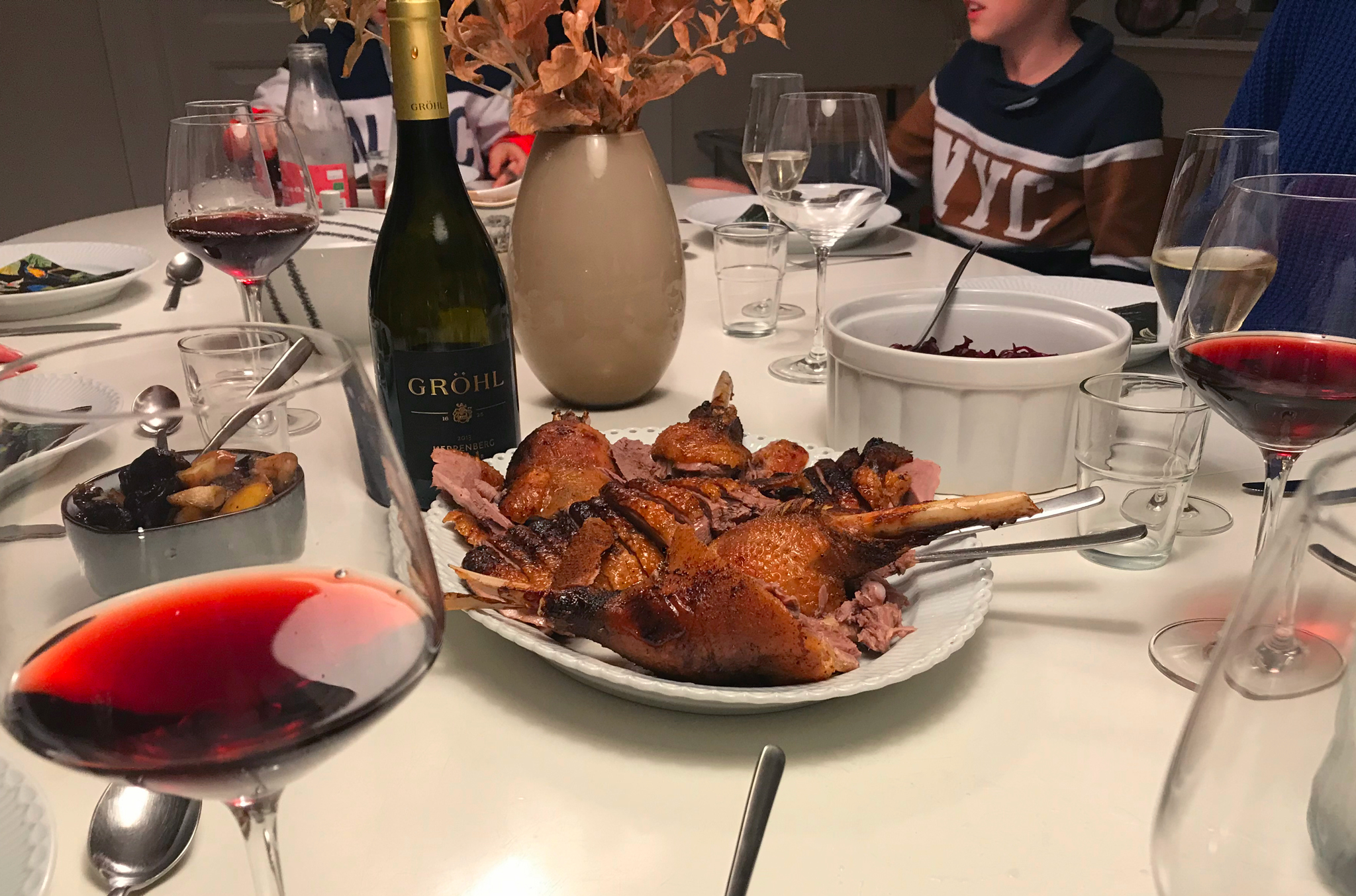 MIddagsbord med gåsesteg og rødvin