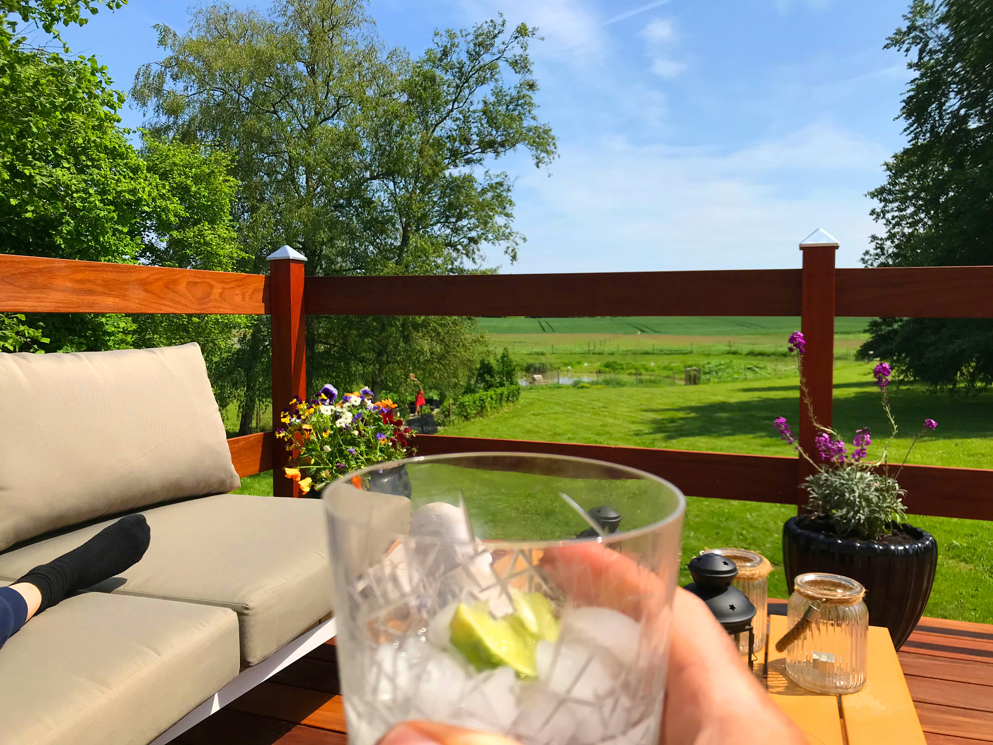 Et glas gin & tonic på terrassen