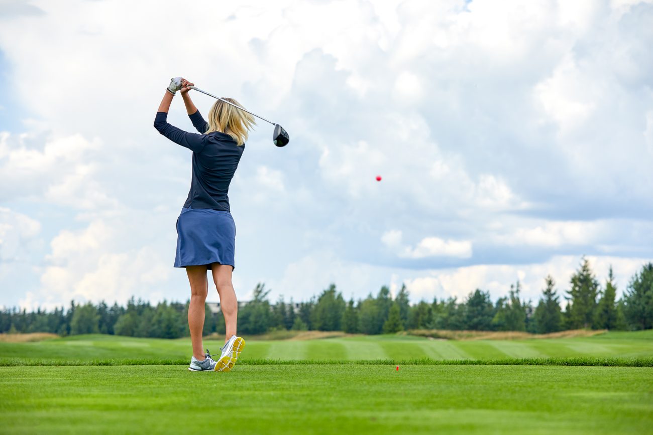 Kvinde spiller golf