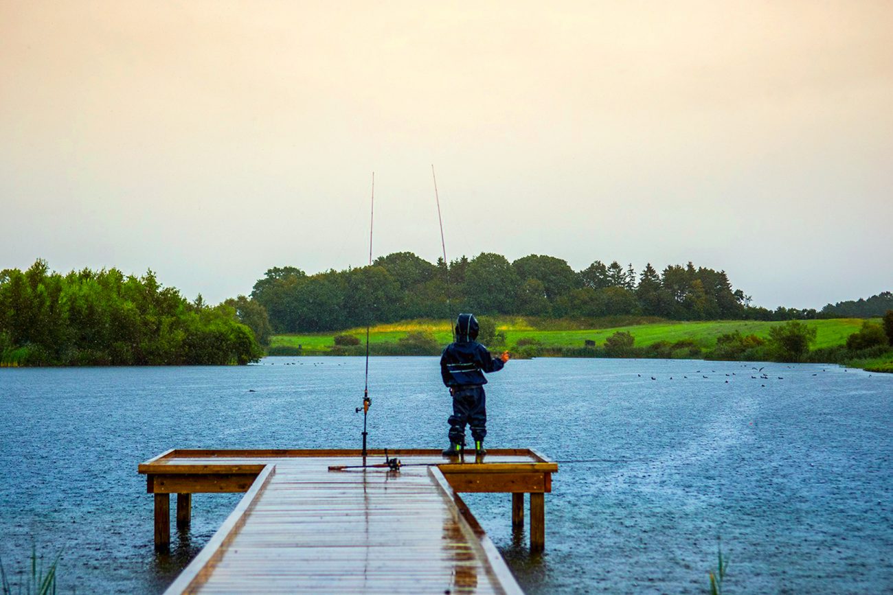 Dreng fisker fra bro