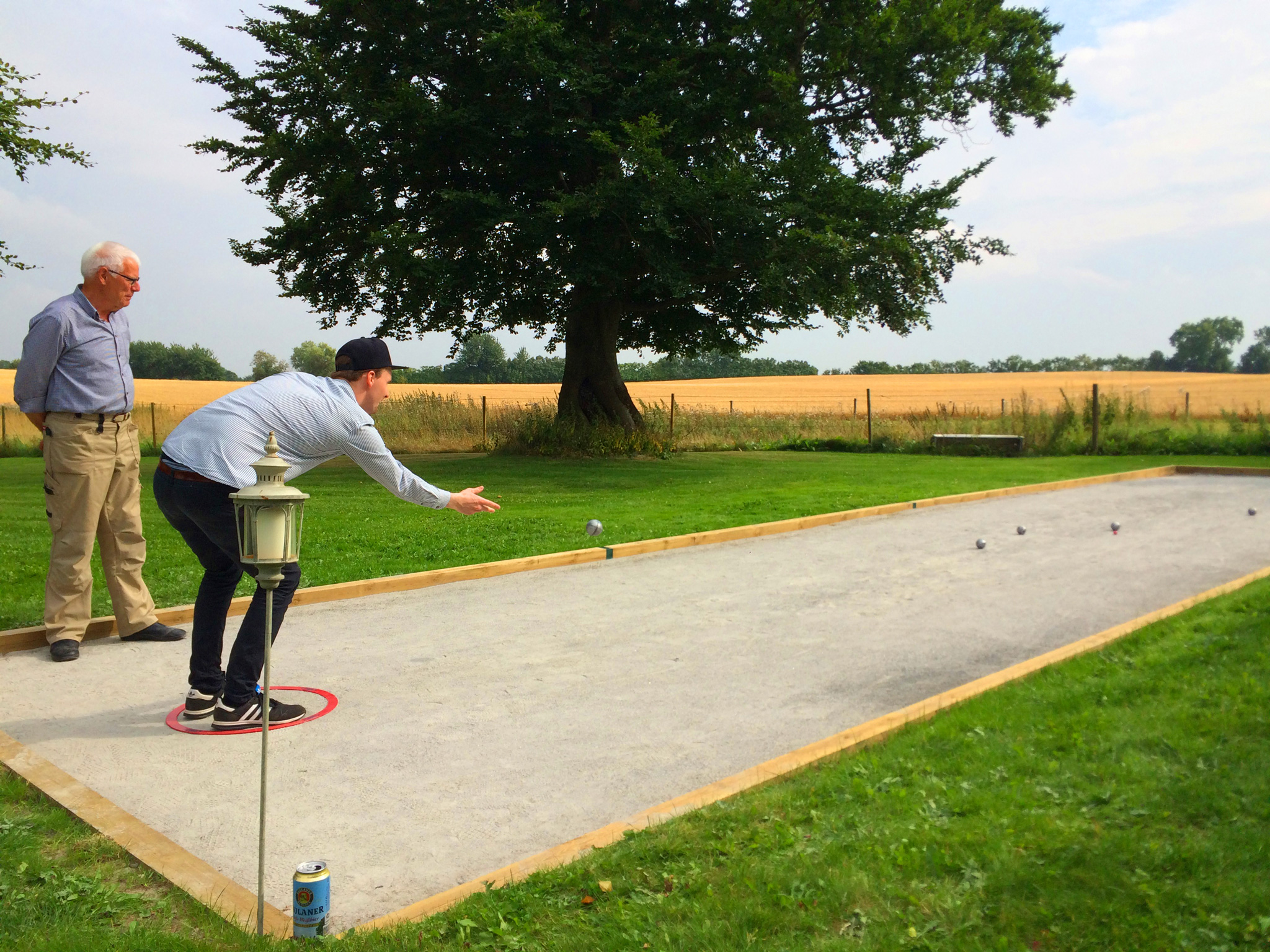 To mænd spiller pétanque